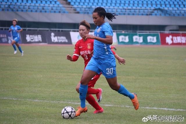 媒体人：篮网又选了布朗这么个后卫 现在是一堆人抢球 够分么
